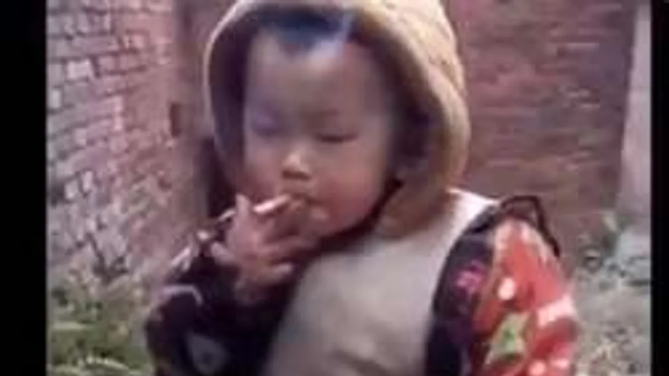 Saját apja tanítja cigizni a pár éves kisgyereket