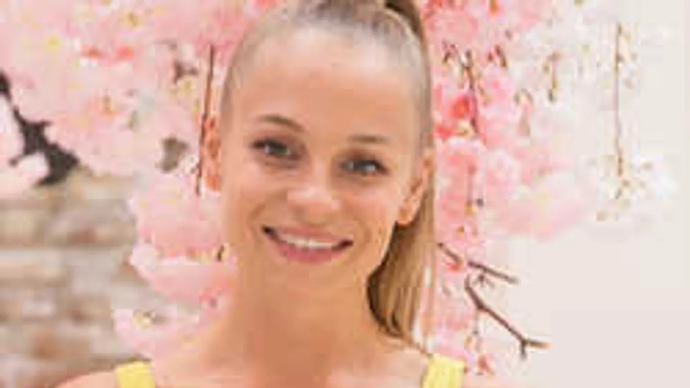 Lefotózták, szinte ruha nélkül hajolt be Iszak Eszter