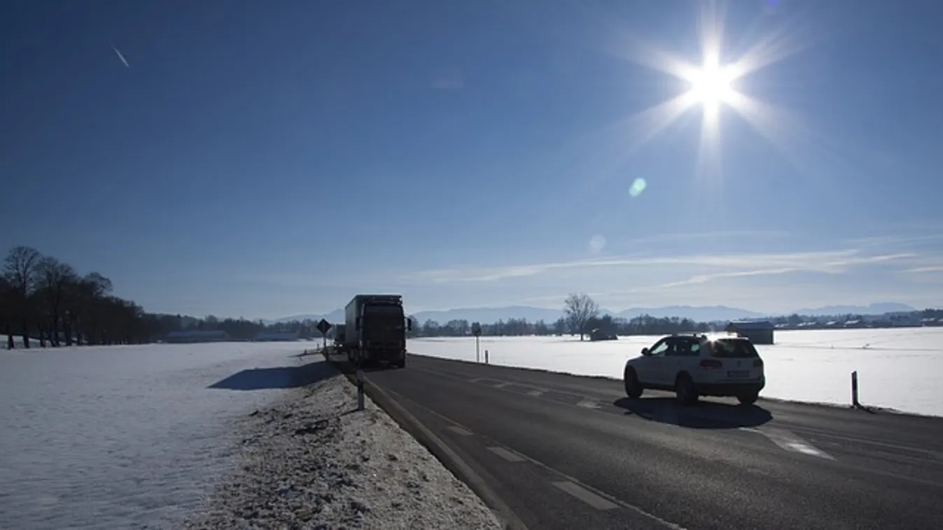 Jeges autóúton érdemes óvatosan vezetni.