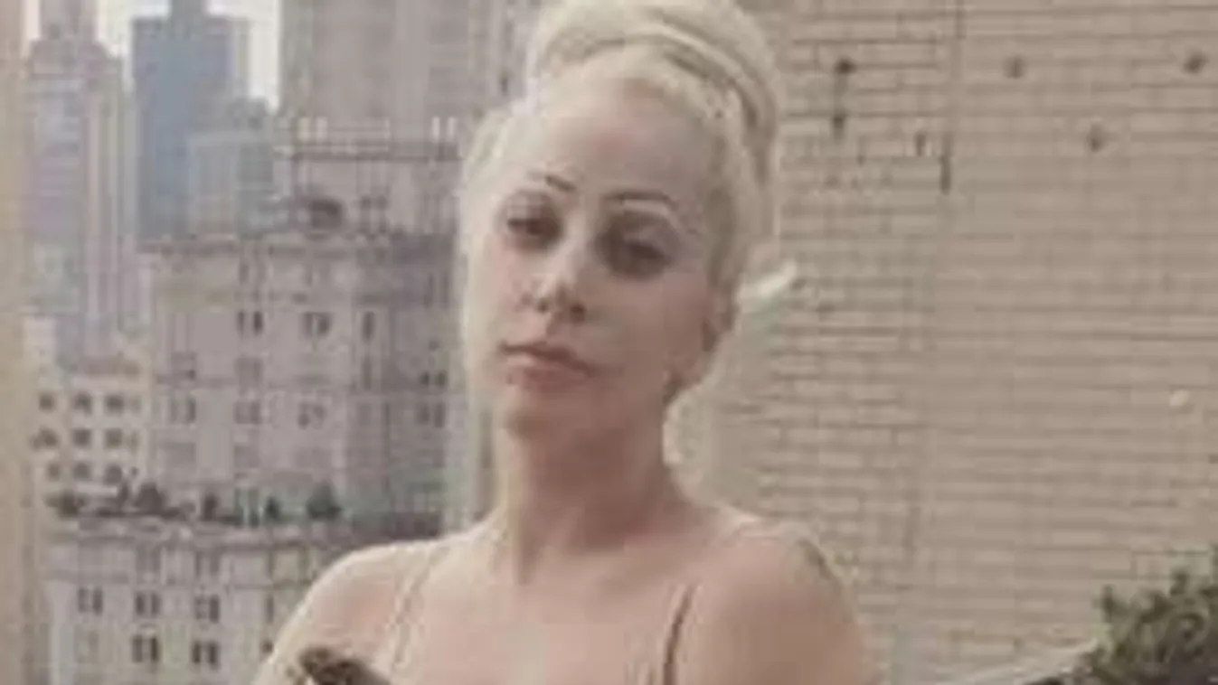 Szörnyű kígyóbőr óriáspatát visel Lady Gaga!