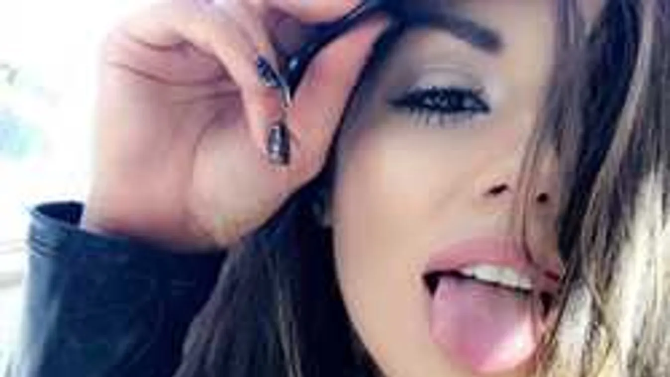 A dögös modell mellei szétfeszítik az atlétáját