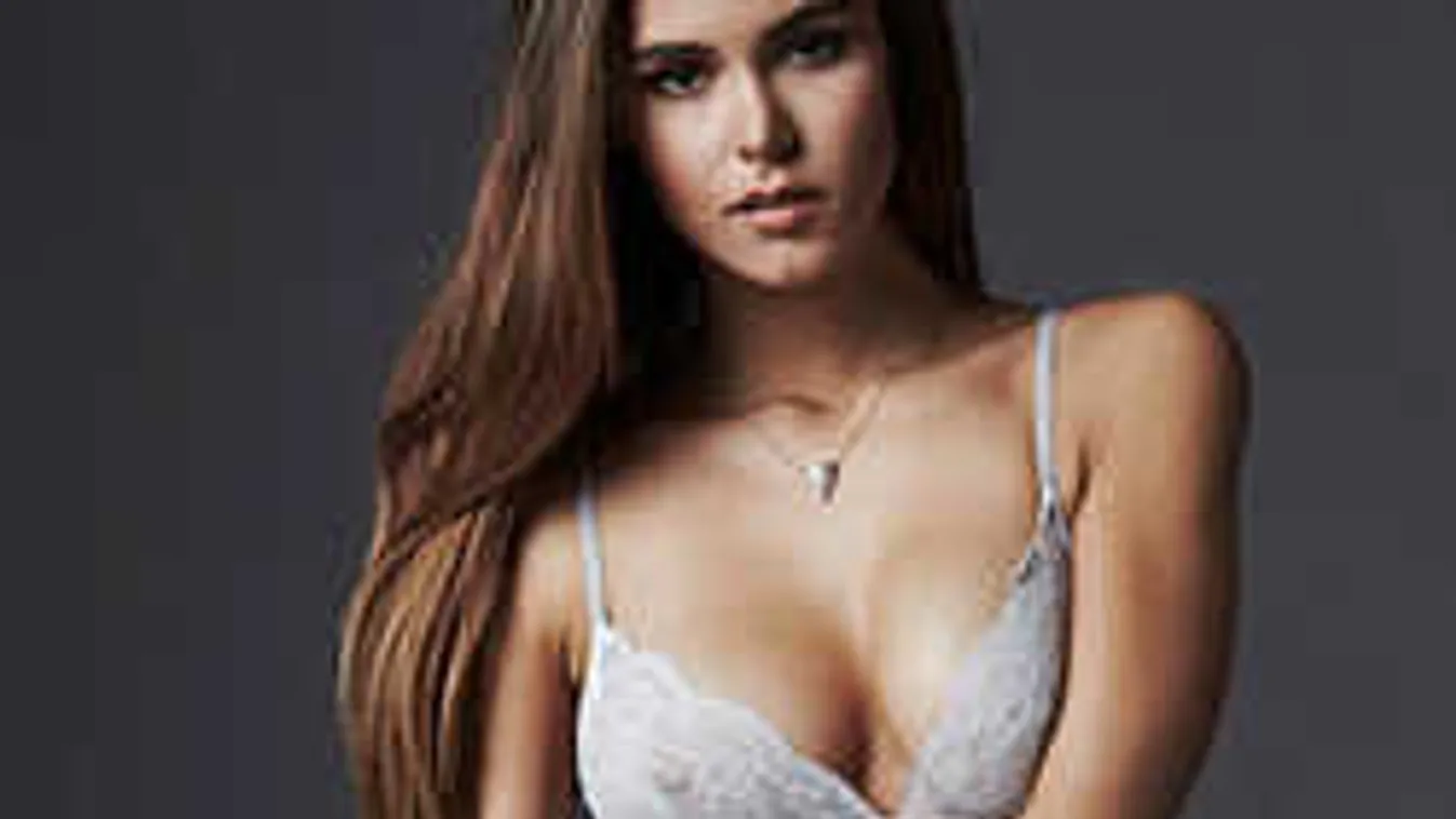 Félmeztelenül pózolt kocsija mellett a szőkésbarna bombázó