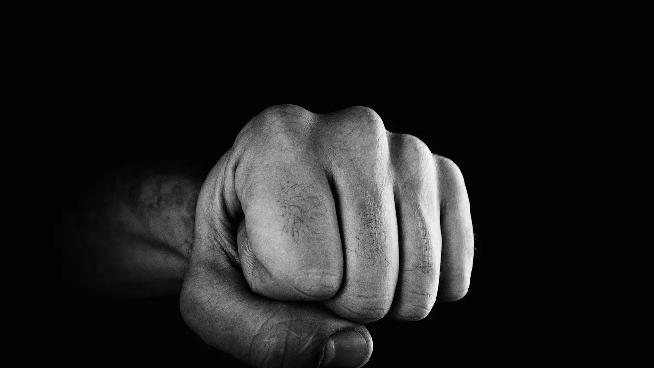 Elképesztő videó: csak úgy lezúzta a körözött bűnöző védtelen magyar áldozatát