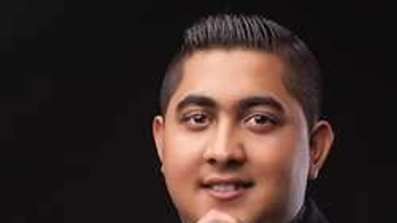 Formás fenekek és telt keblek erdejében járt a magyar zenész