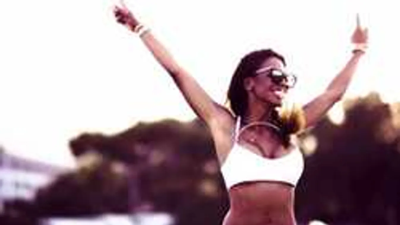 Tücsi Balin sem rejtegeti hatalmas kebleit - Fotó