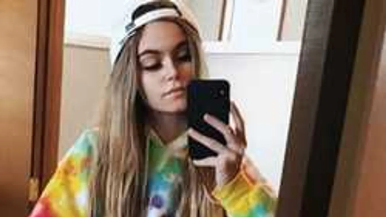 Strandolás közben villantotta meg a cicijét a fiatal Insta-celeb!