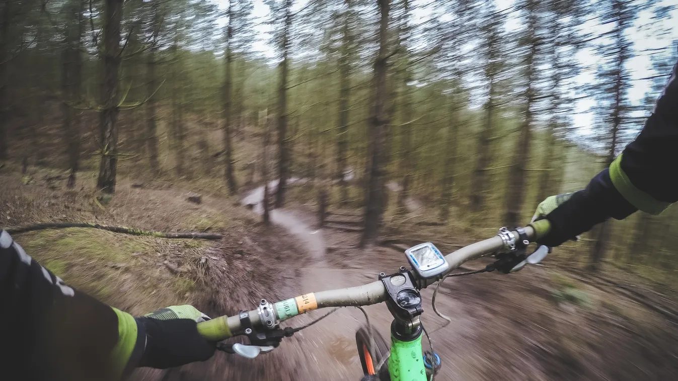 „A vér elöntötte az arcát ” – 3 éves kisfiún gázolt át egy biciklis a játszótéren