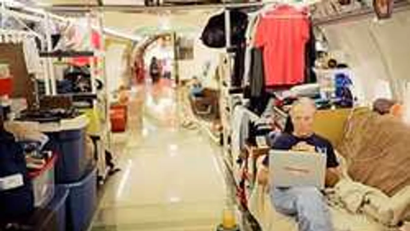 Elképesztő ötlet: a pasas vett egy Boinget és beleköltözött