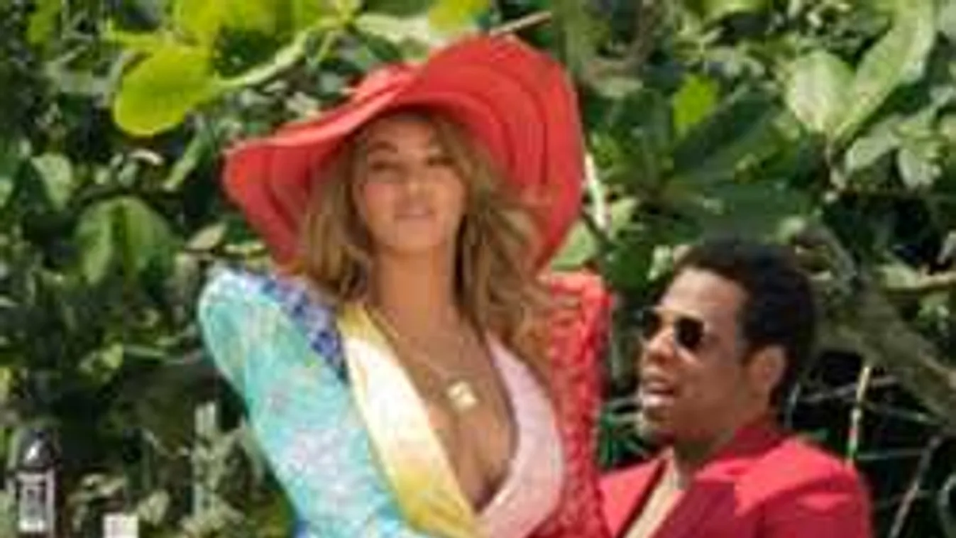 Köldökig kivágott ruhában villantotta meg bájait a 36 éves sztáranyuka