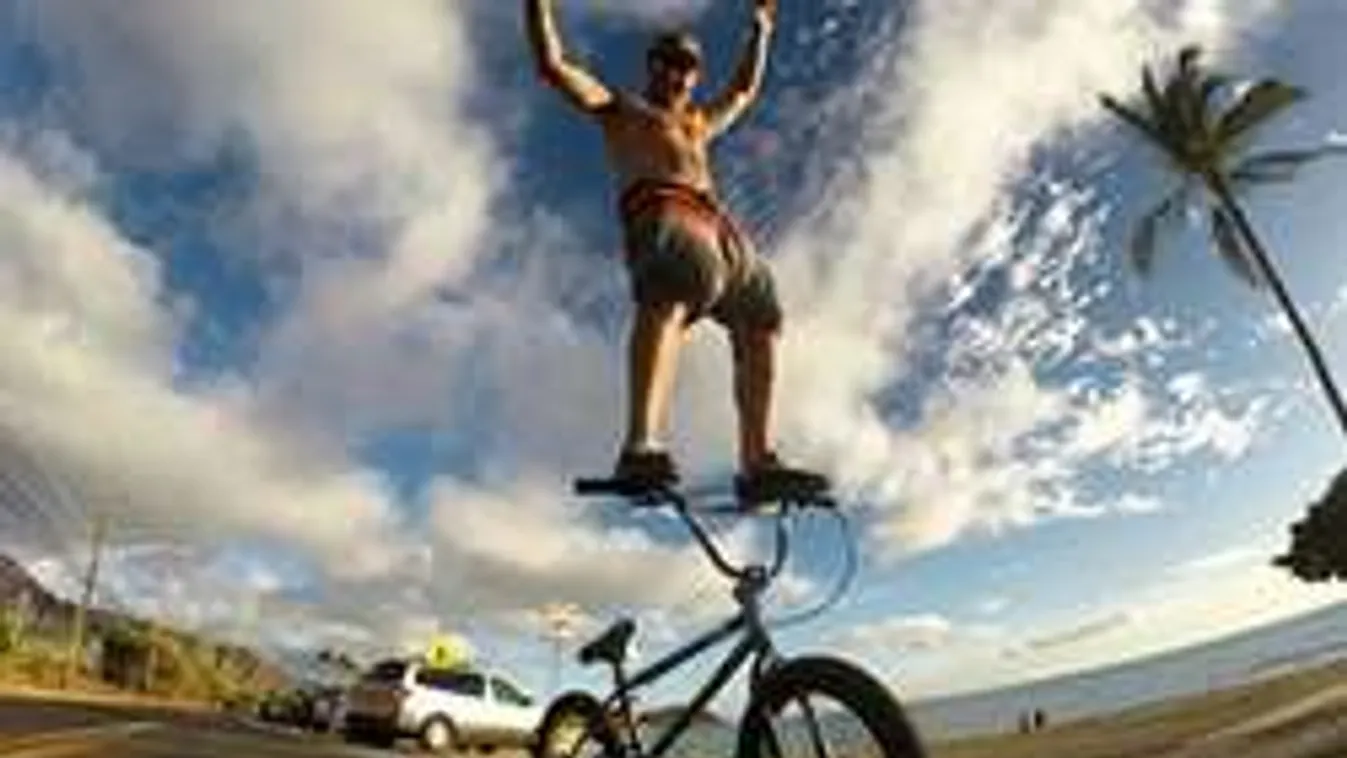 Erre a fickóra nem hat a gravitáció!