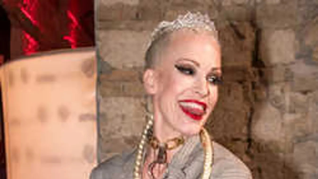 Kiszivárgott a videó: vadul orgiáznak a magyar sztárénekesnő buliján!