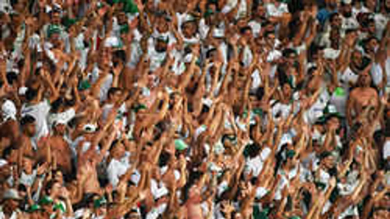 Pánik a focimeccsen, menekültek a nézők