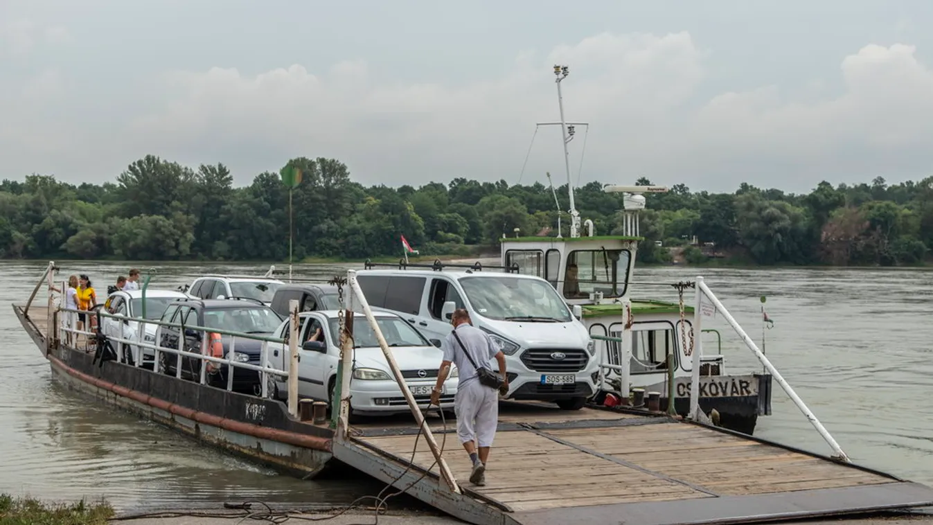Így mentették meg a 6 autóval a fedélzetén irányíthatatlanná vált tököli kompot a Dunán