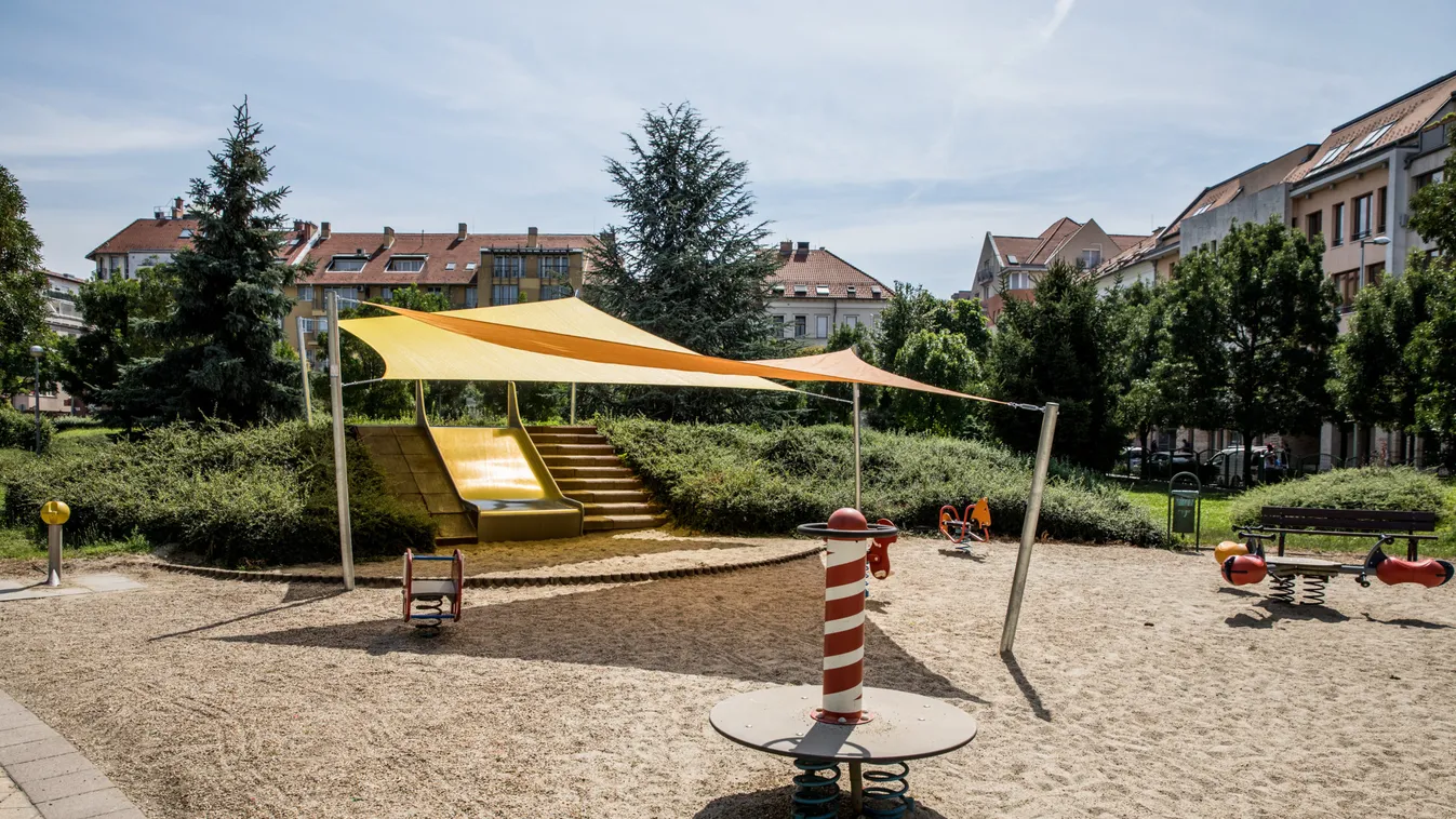 A Ripost cikke után új ponyva került a Kerekerdő-parki játszótér csúszdája fölé