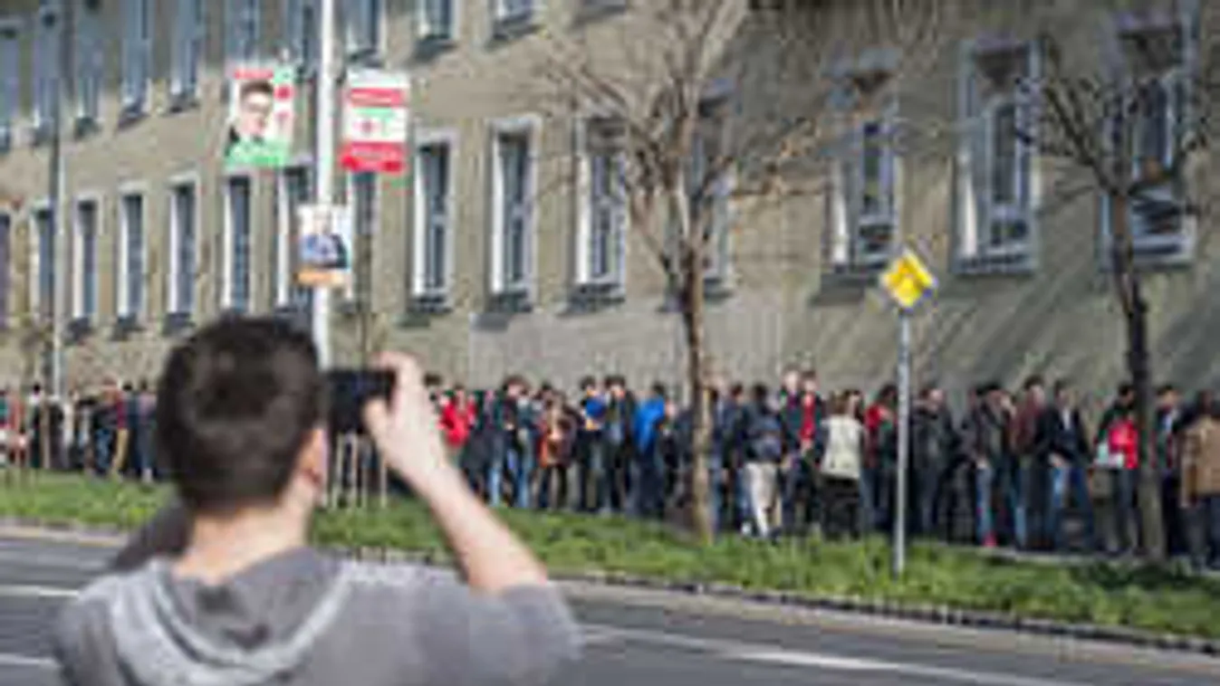 Hivatalosan véget ért a szavazás, aki sorban áll, még leadhatja a voksát