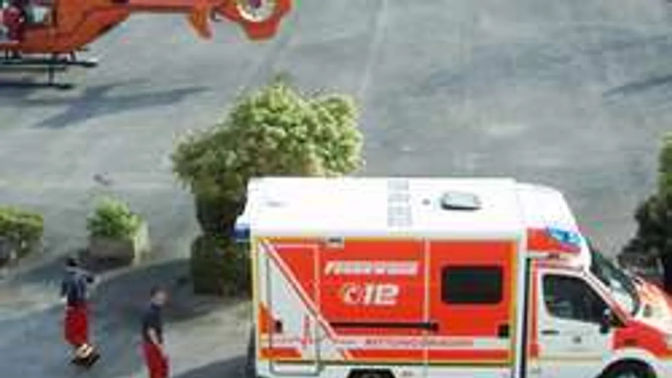 Lopott mentőautóval indult haza, mert lekéste a buszt