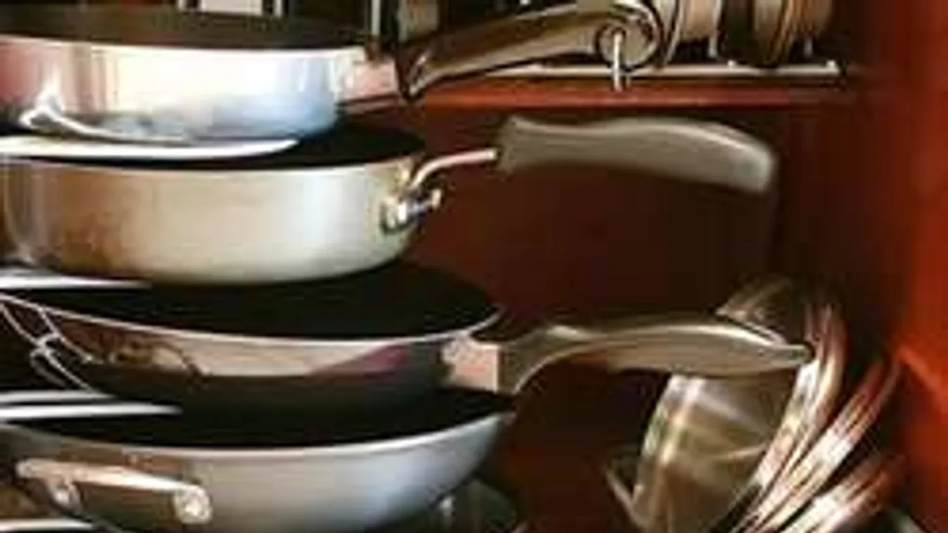 5 szuper ötlet, hogy elférjenek a lábosok és serpenyők a konyhádban