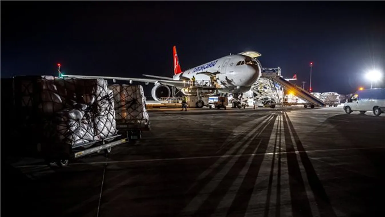 Koronavírus: Törökországból érkezett védőmaszkokhoz szükséges alapanyag Budapestre