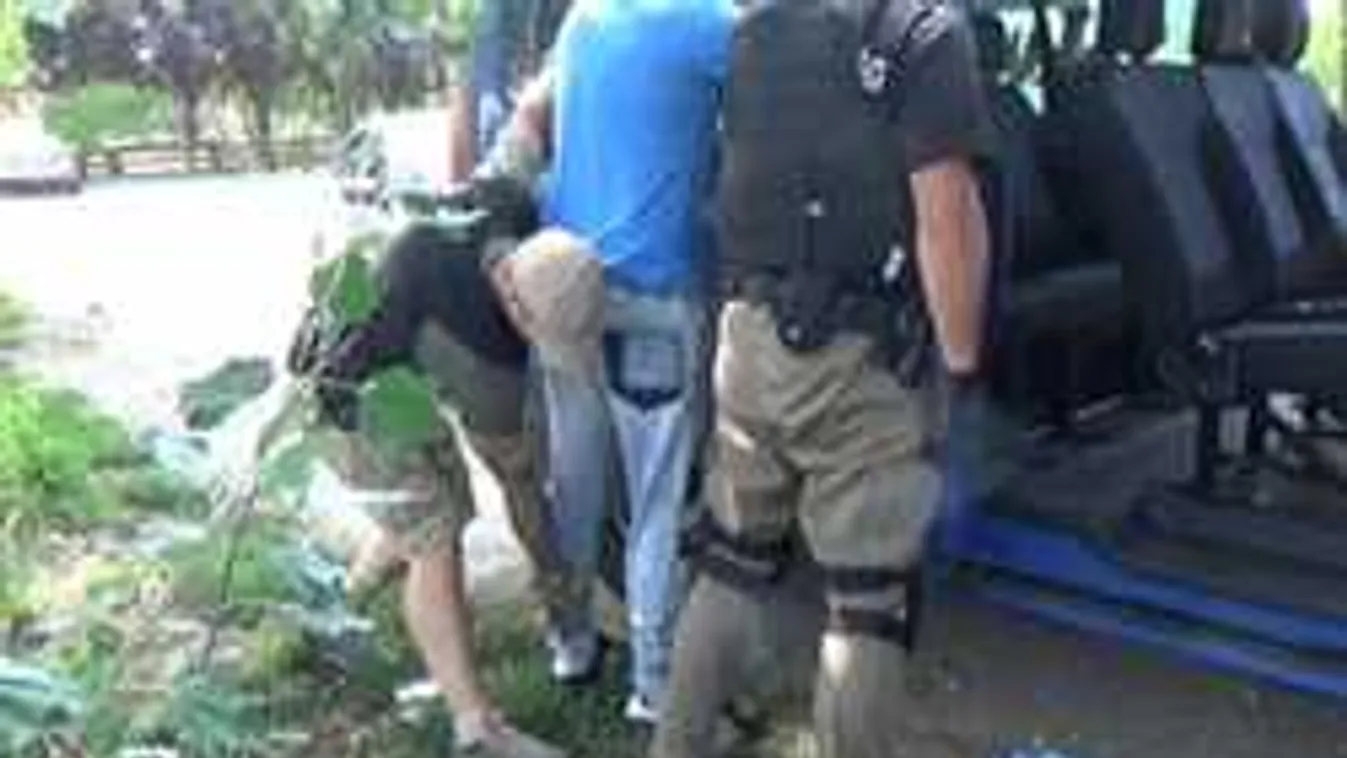 Így motoznak a zsaruk! Egy borsodi drogdíleren bemutatták - videó