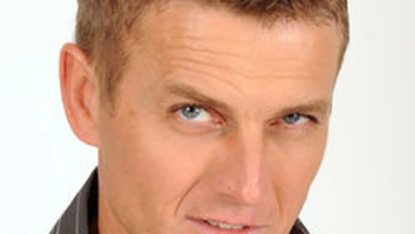 Rékasi le akar mászni az ágyról és motorral megy haza