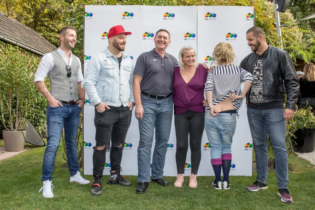 Vomberg Frigyes és csapata. Kozi eleinte nem akart pózolni, ezért inkább a hátsóját mutatta meg a nagyközönségnek...