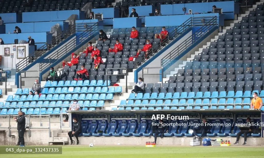 A cserejátékosok is tartják egymástól a távolságot