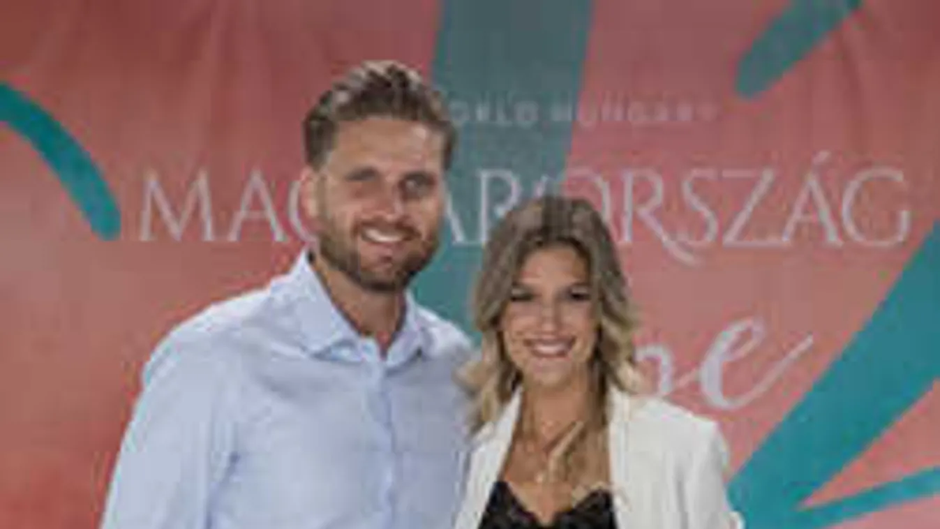 Repülőn, fura pózban kapták lencsevégre Weisz Fanni párját