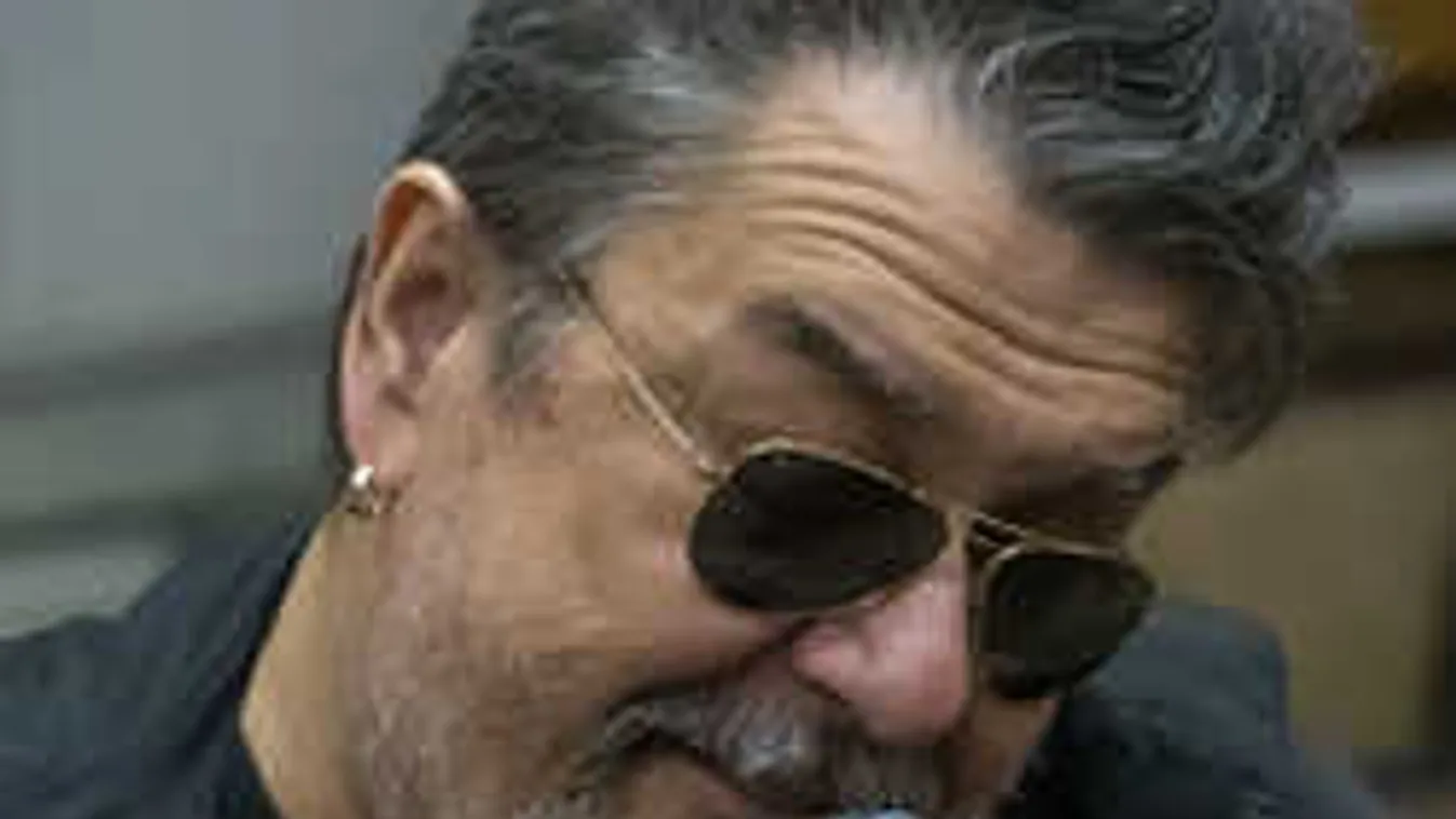 Hihetetlen hír: Újra lát a megvakult énekes