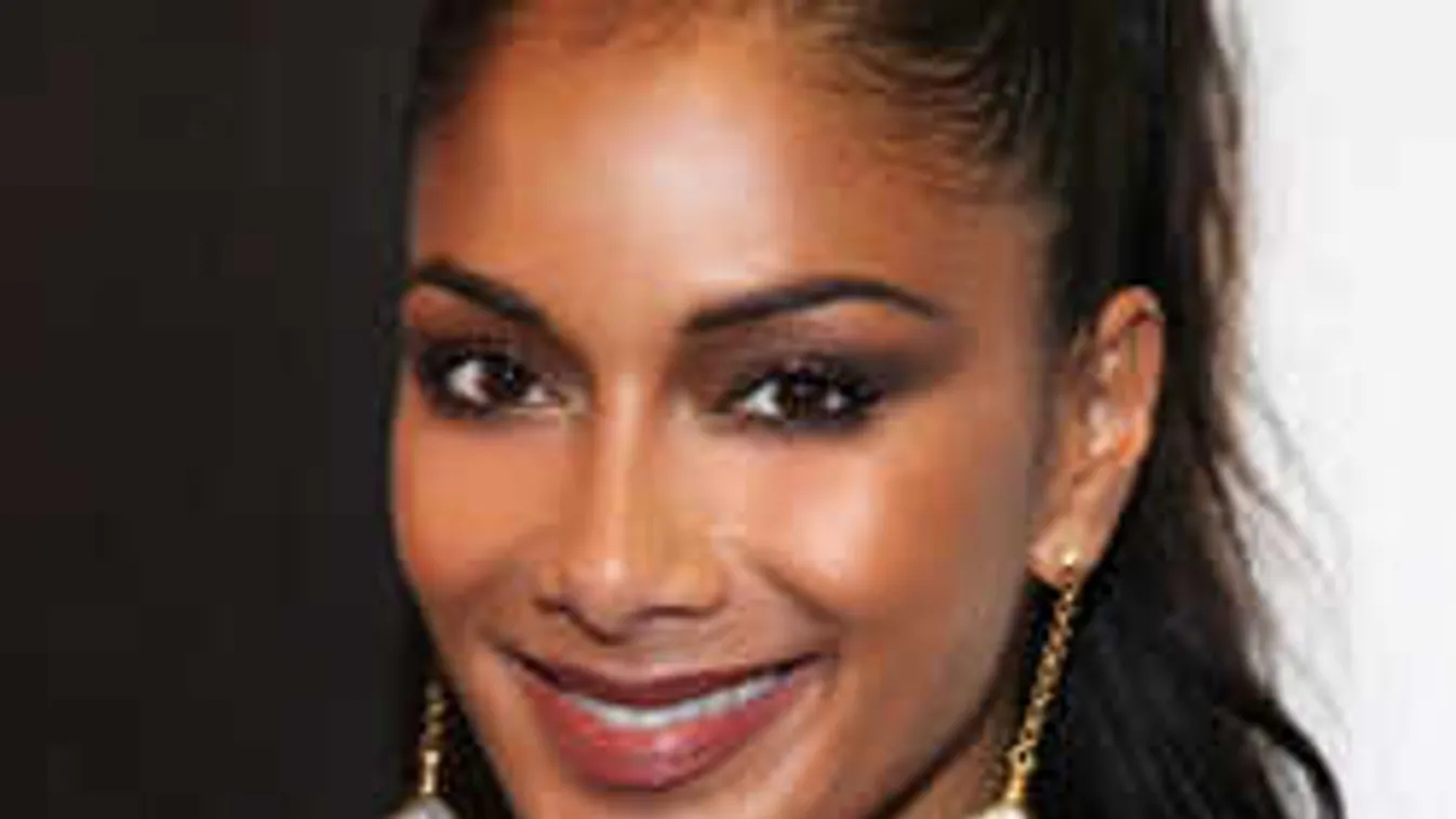 Nem tudtuk levenni a szemünket az énekesnő kivillanó mellbimbójáról