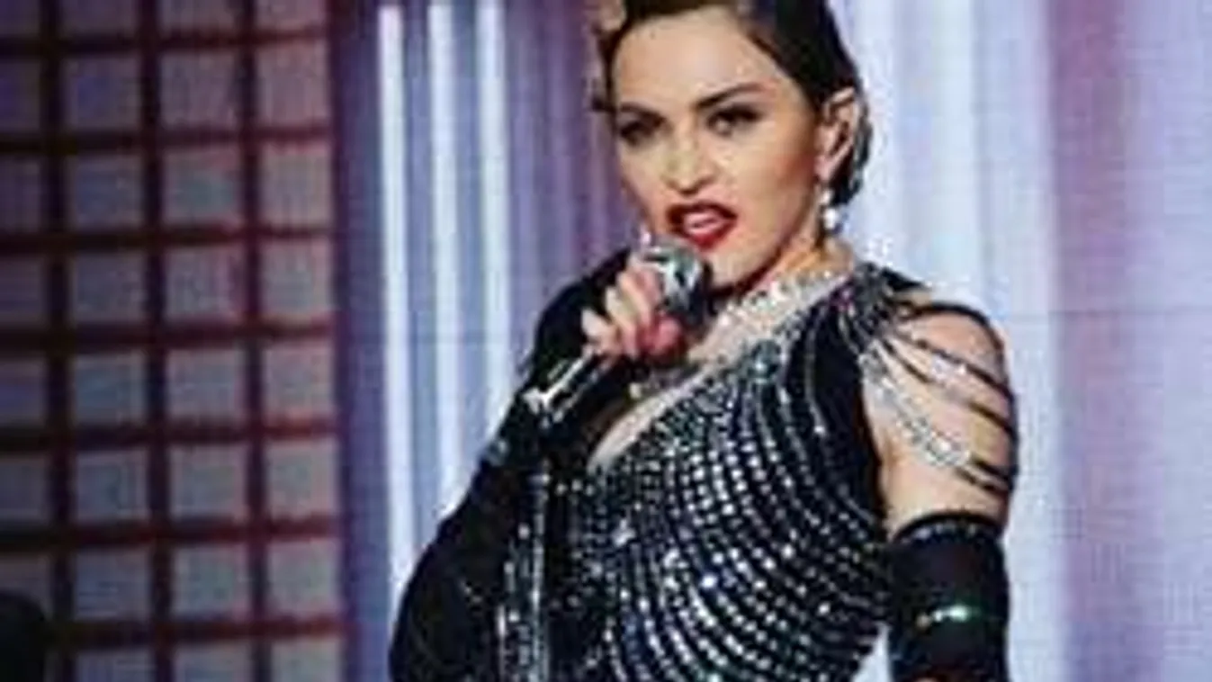 Botrány: Madonna a színpadon kapta elő egy 17 éves lány mellét