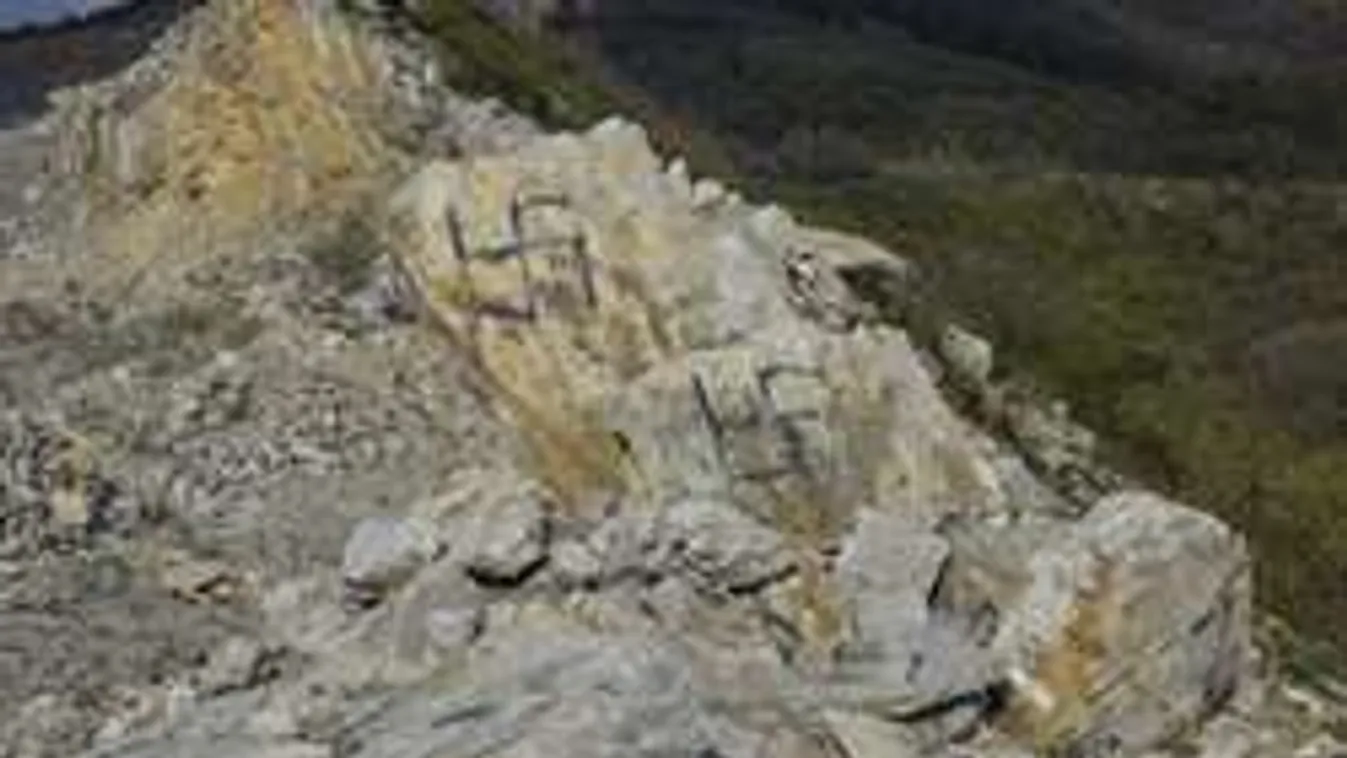 Horogkereszteket festettek a Bükk védett hegyére!