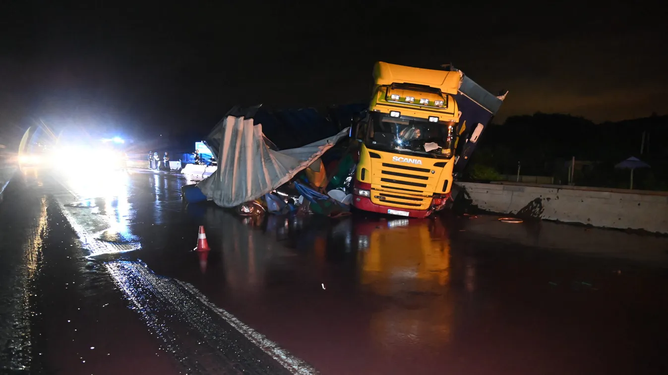 Hatalmas erőkkel vonult ki a rendőrség: felborult egy kamion az M3-ason, vörössé vált az aszfalt – Fotók