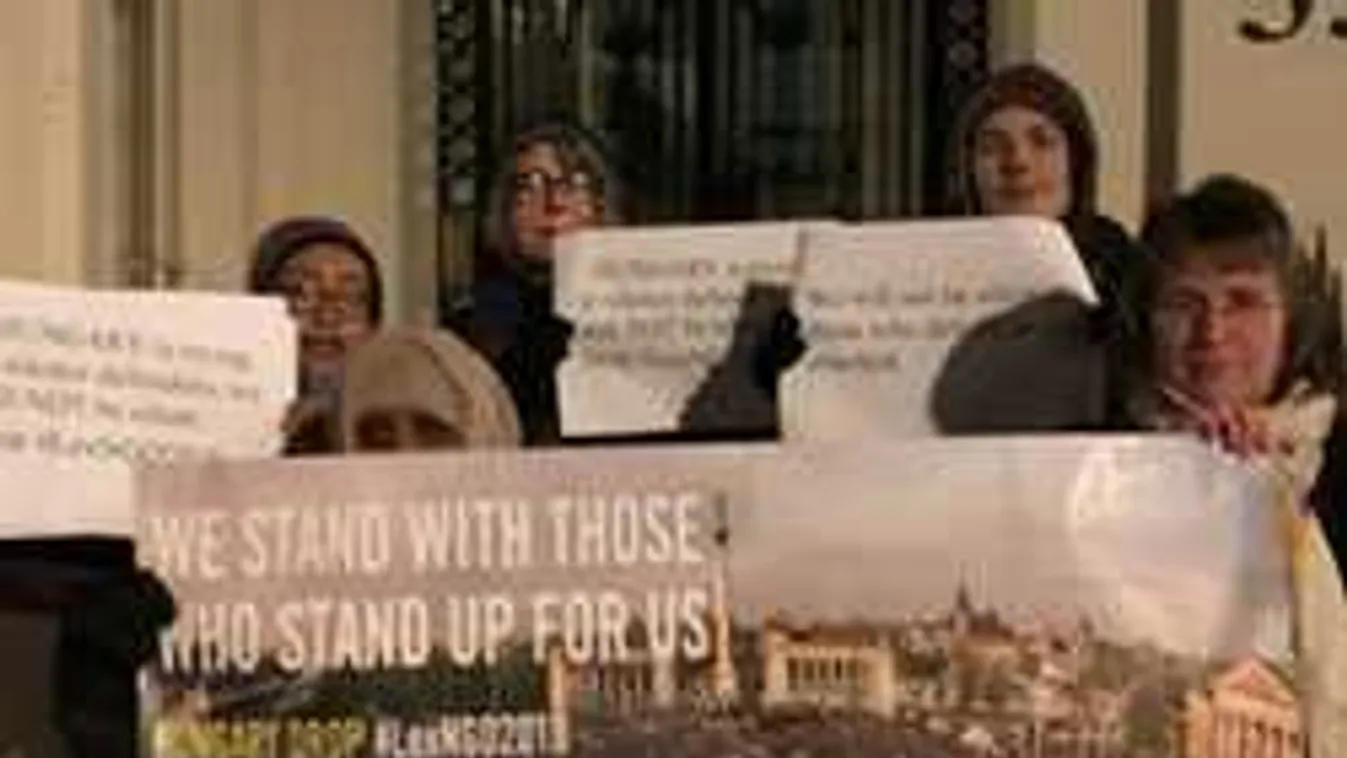 Londonban jajgatott Magyarország miatt Soros maroknyi csoportja