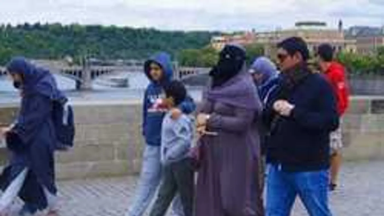 Egy prágai /!!/ imám fegyverbe szólította a muszlim férfiakat...