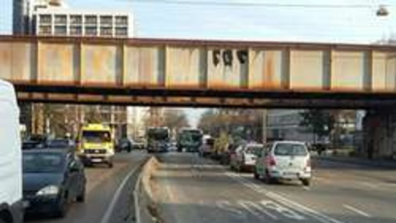 Durva baleset: busz tarolta le az autót a Thökölyn + Képek!