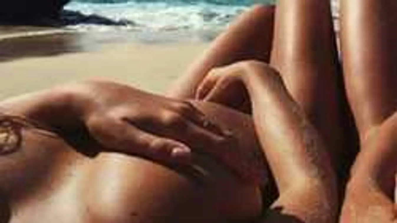 Az erkélyen meztelenkedett az irodista lány