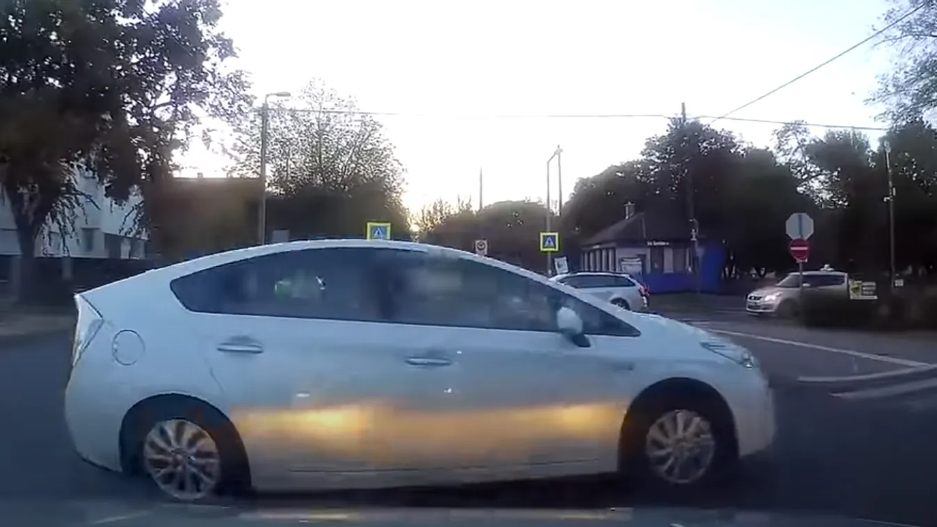 Egy pillanaton múlt: dupla stop táblán hajtott át a sofőr Kispesten – videó