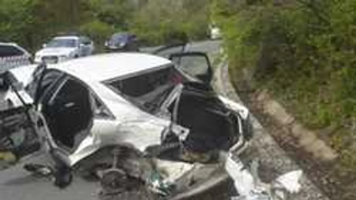 Megrázó fotó a halálos balesetről, busznak ütközött egy autó Hevesben