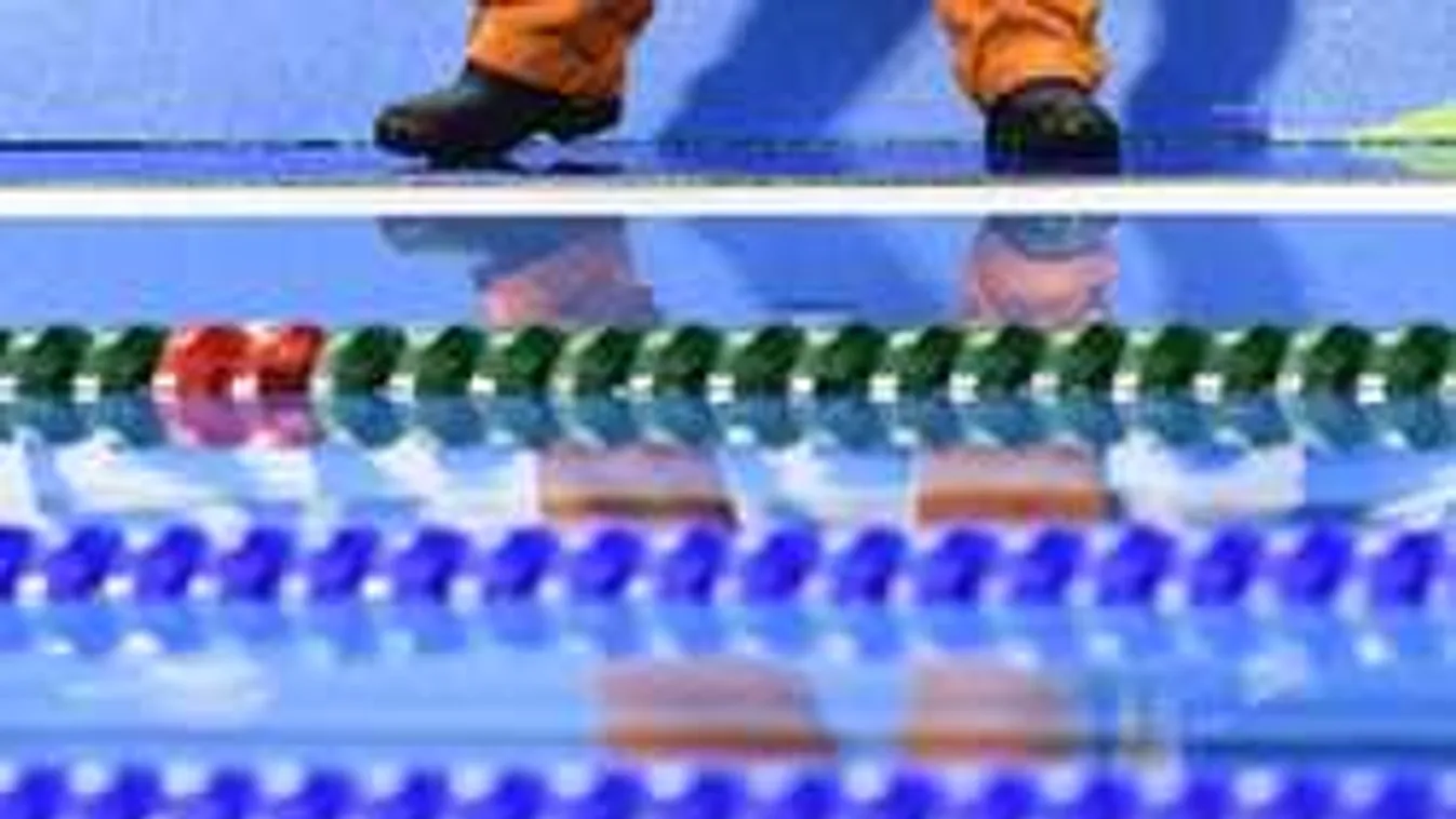 Dübörög az úszóbotrány, furcsa új részletek az edző pucér képéről