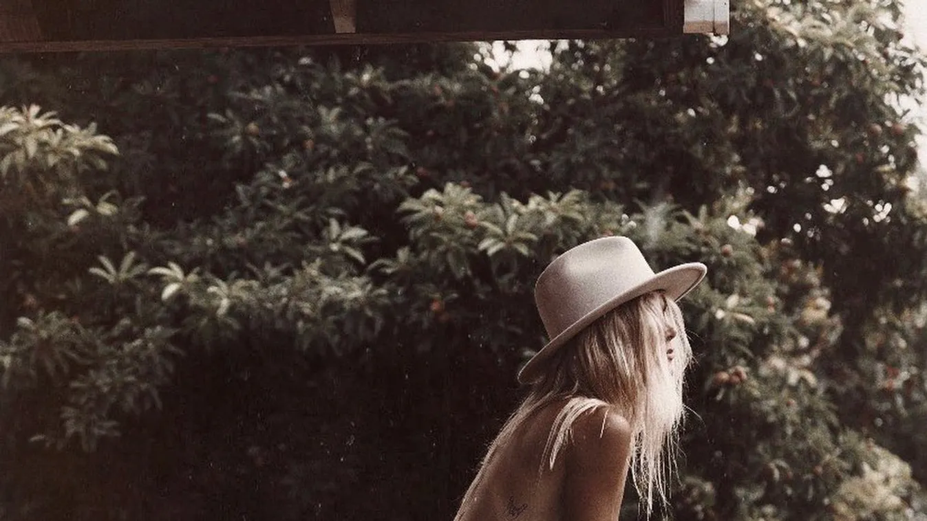 Toplesz napozás közben videózták le a mit sem sejtő playmate-et