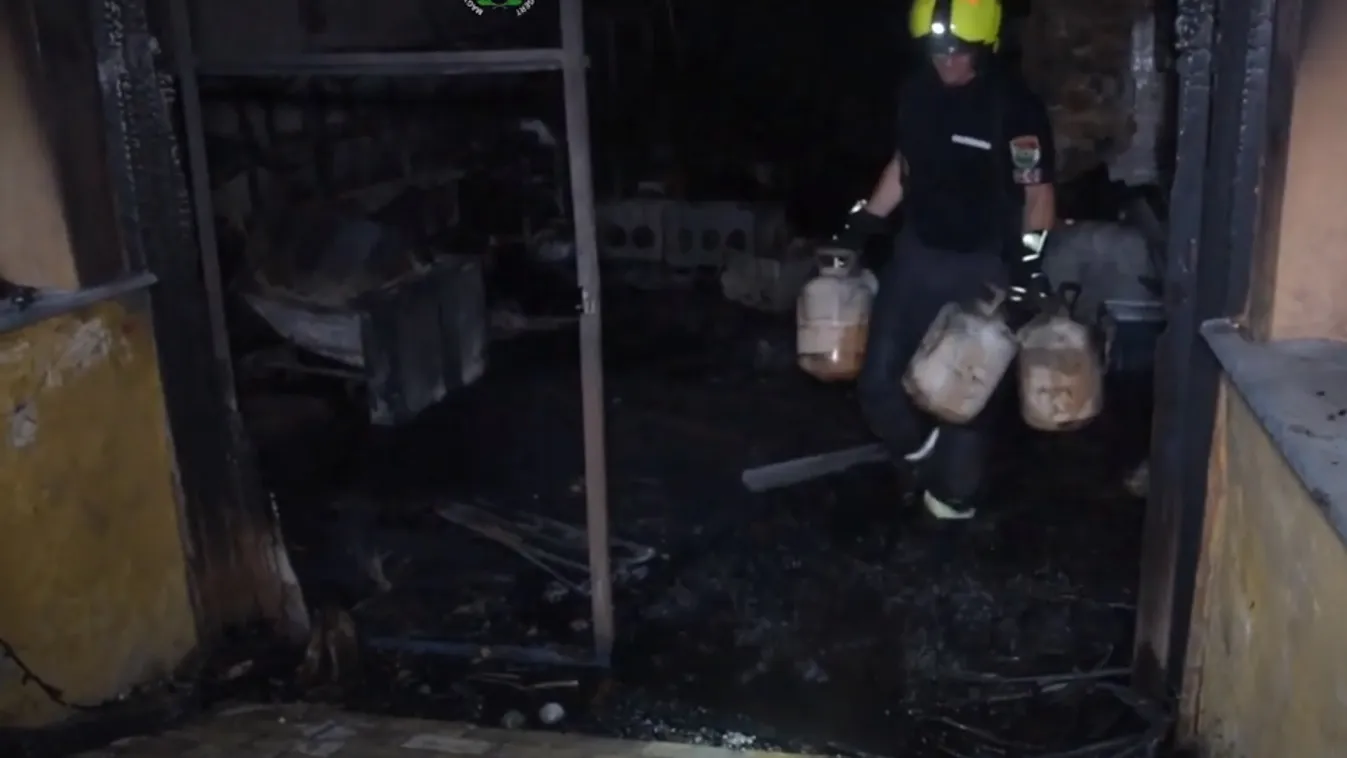 Életveszély: 20 gázpalackot hoztak ki a lángoló gyáli házból a tűzoltók–videó