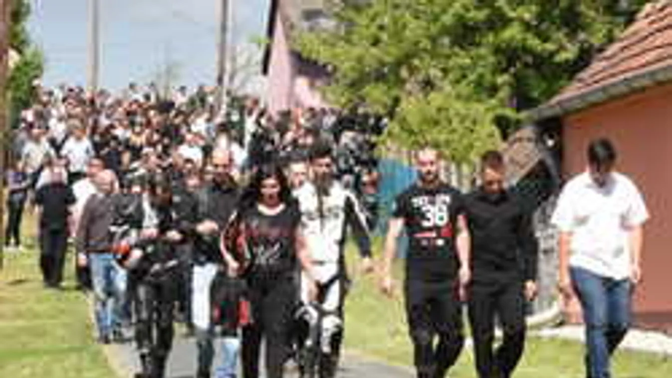 Ezrek búcsúztatták a hős magyar motorost - megrázó képek