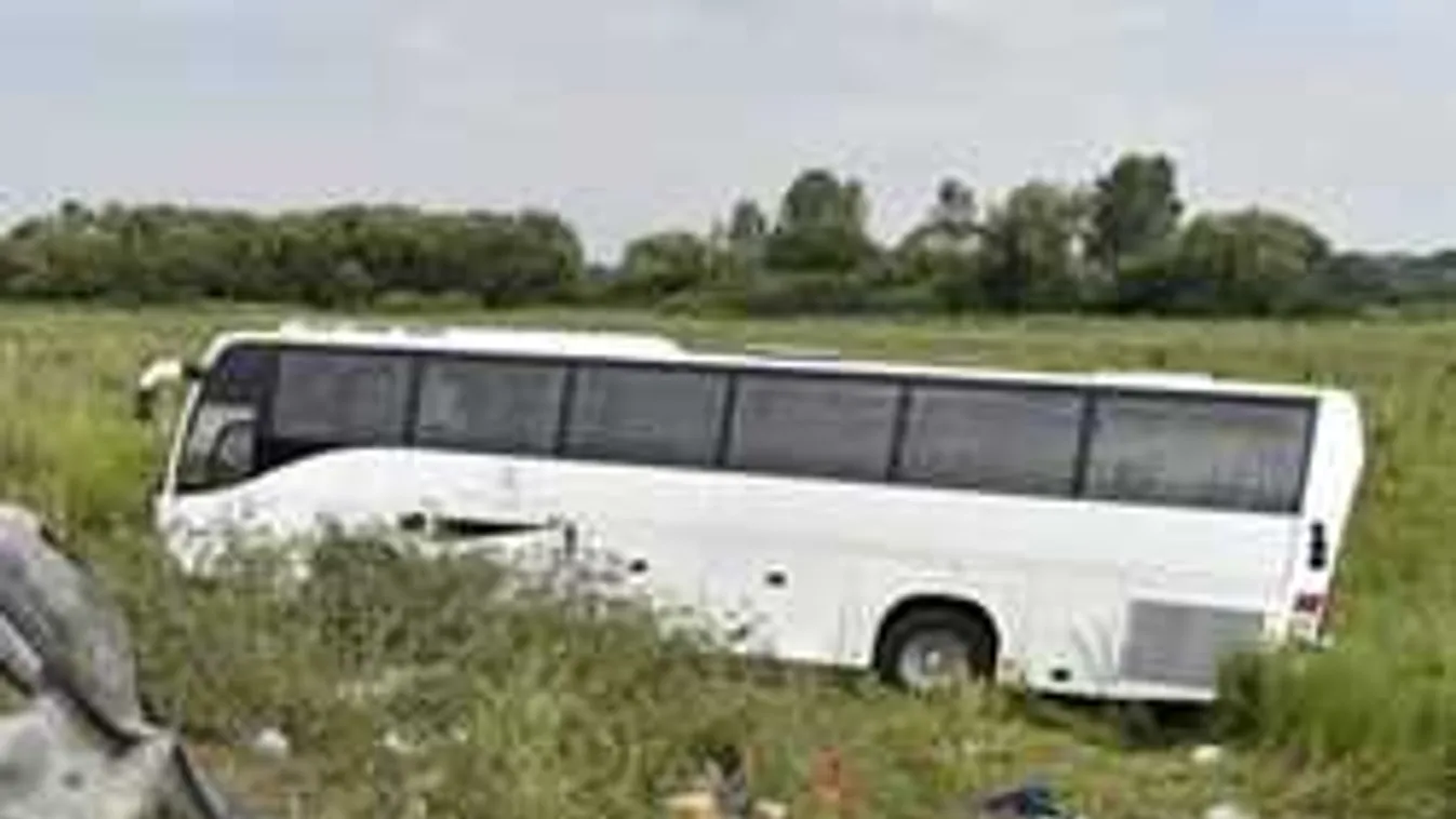 A sofőrt gyanúsítják: Elaludt, ezért sérült meg 22 utas az M3-ason