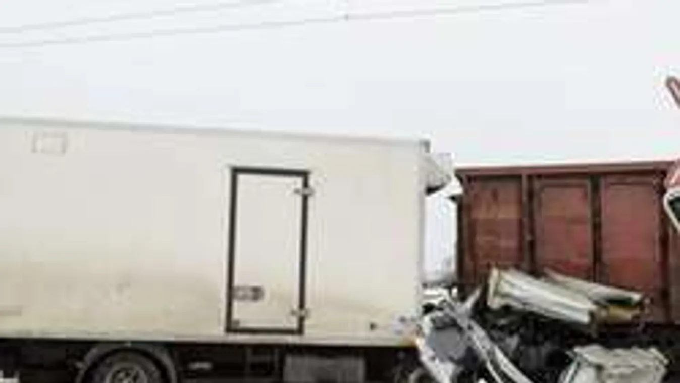 Brutális ütközés: Eltűnt a teherautó fülkéje a tehervonatban