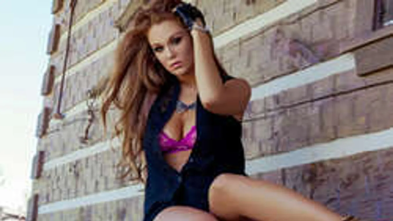 Bődületes melleket villant a tüzes konyhatündér