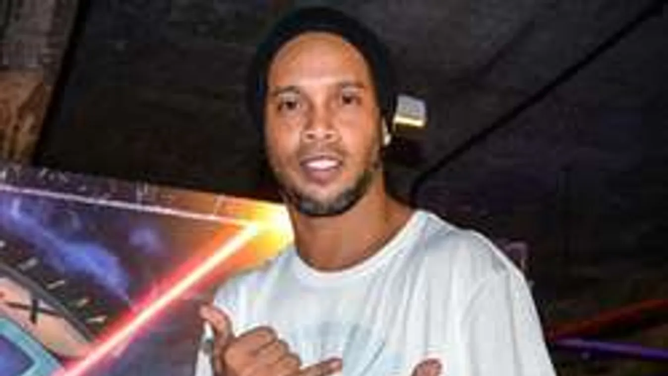 Lányokkal bulizott Ronaldinho a pesti éjszakában - fotó