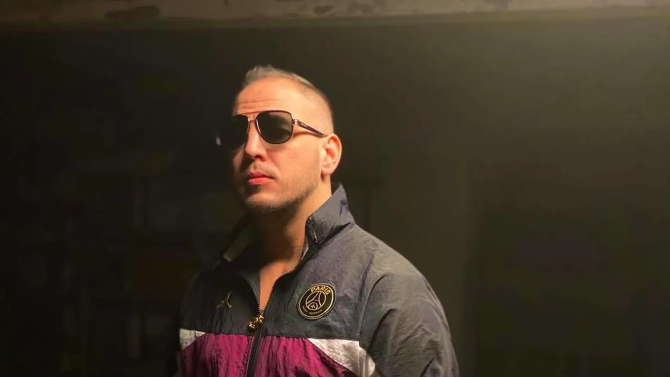 A hét kérdése: Miért csókolja Curtis Majka meztelen fenekét?