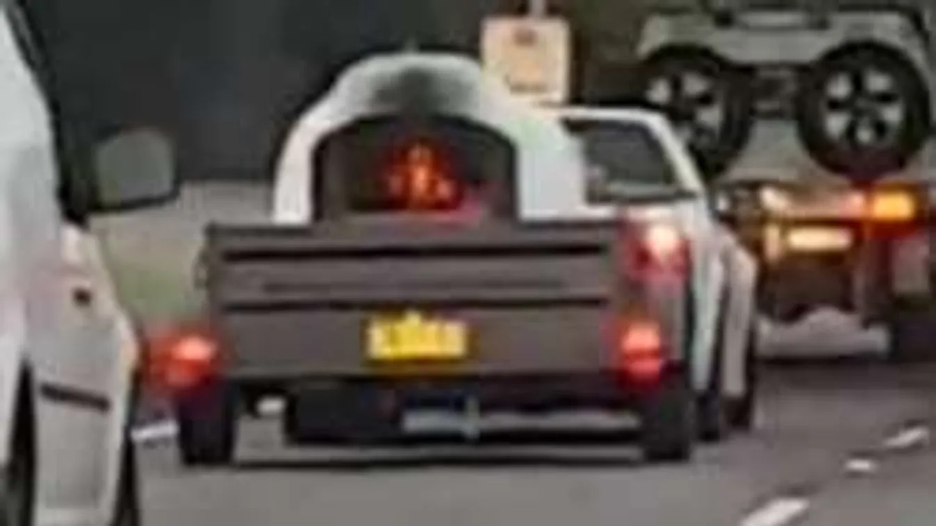 Õrület: utánfutóján lángoló kemencével száguldozott egy autó!