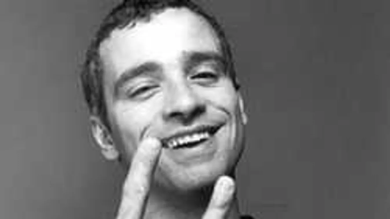 Forró csókok: Nyaralás közben bukott le a sztárénekes