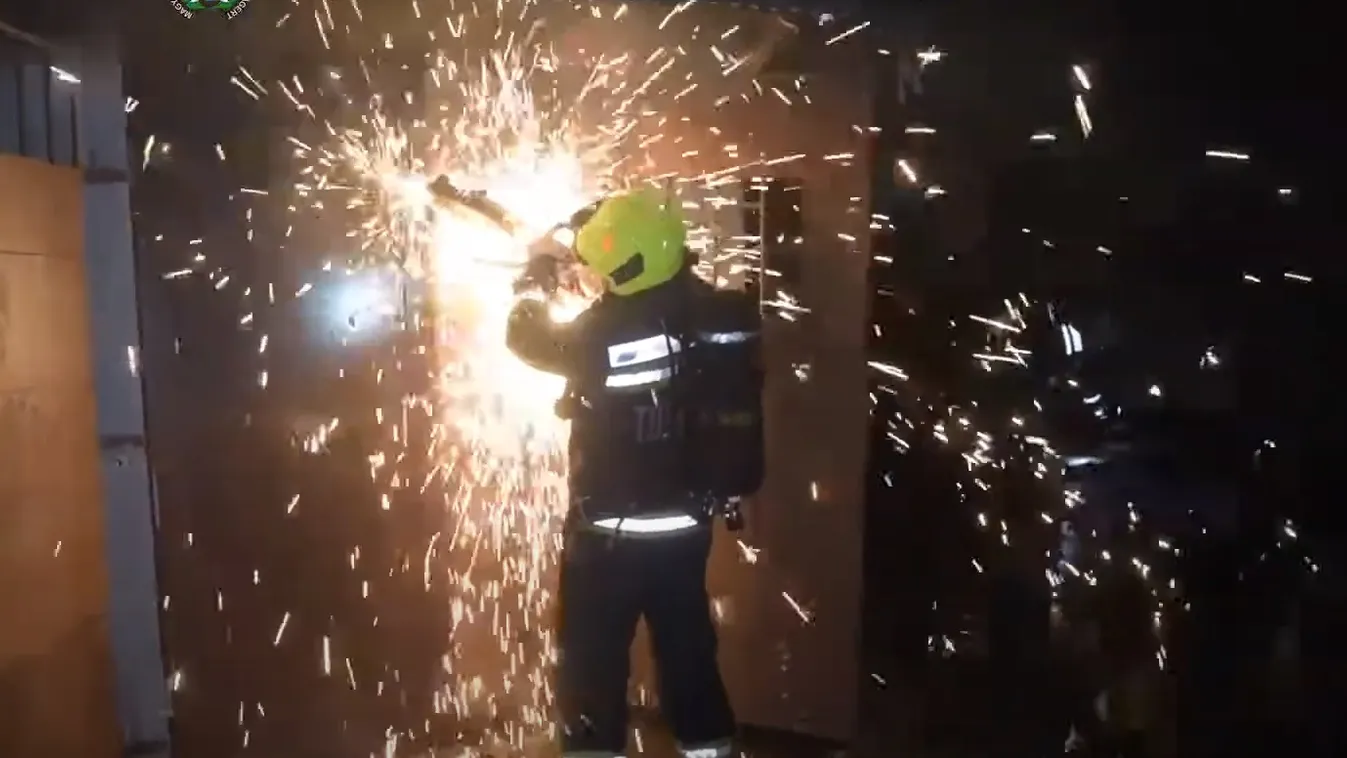 Tűzijáték és akkumulátor raktár kapott lángra Csepelen – videó